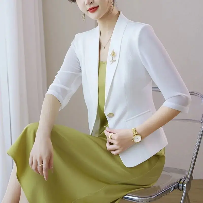 Женский шифоновый пиджак на пуговицах