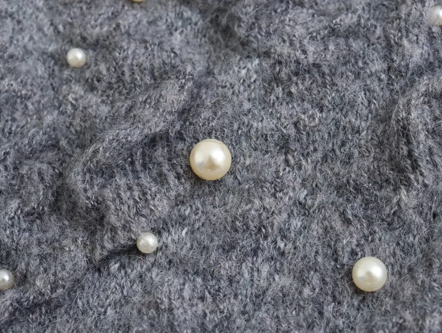 Женский трикотажный свитер с жемчугом и бусинами серого цвета