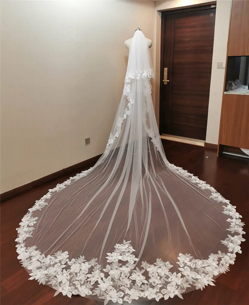 

Длина 6 метров, ширина 3 метра, кружево с вышивкой, белый цвет, 2 слоя