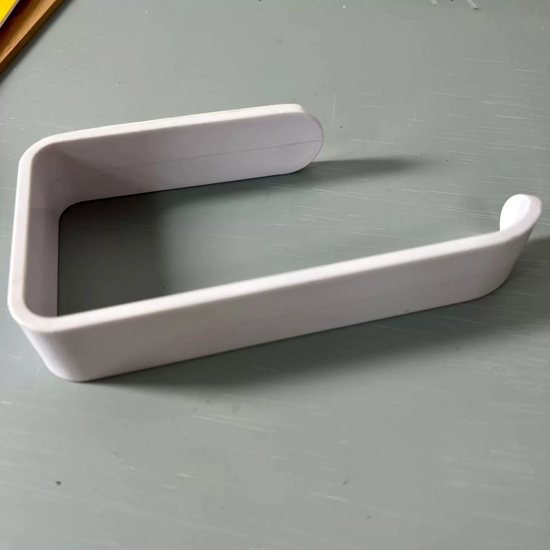 

Черный пластиковый держатель для туалетной бумаги