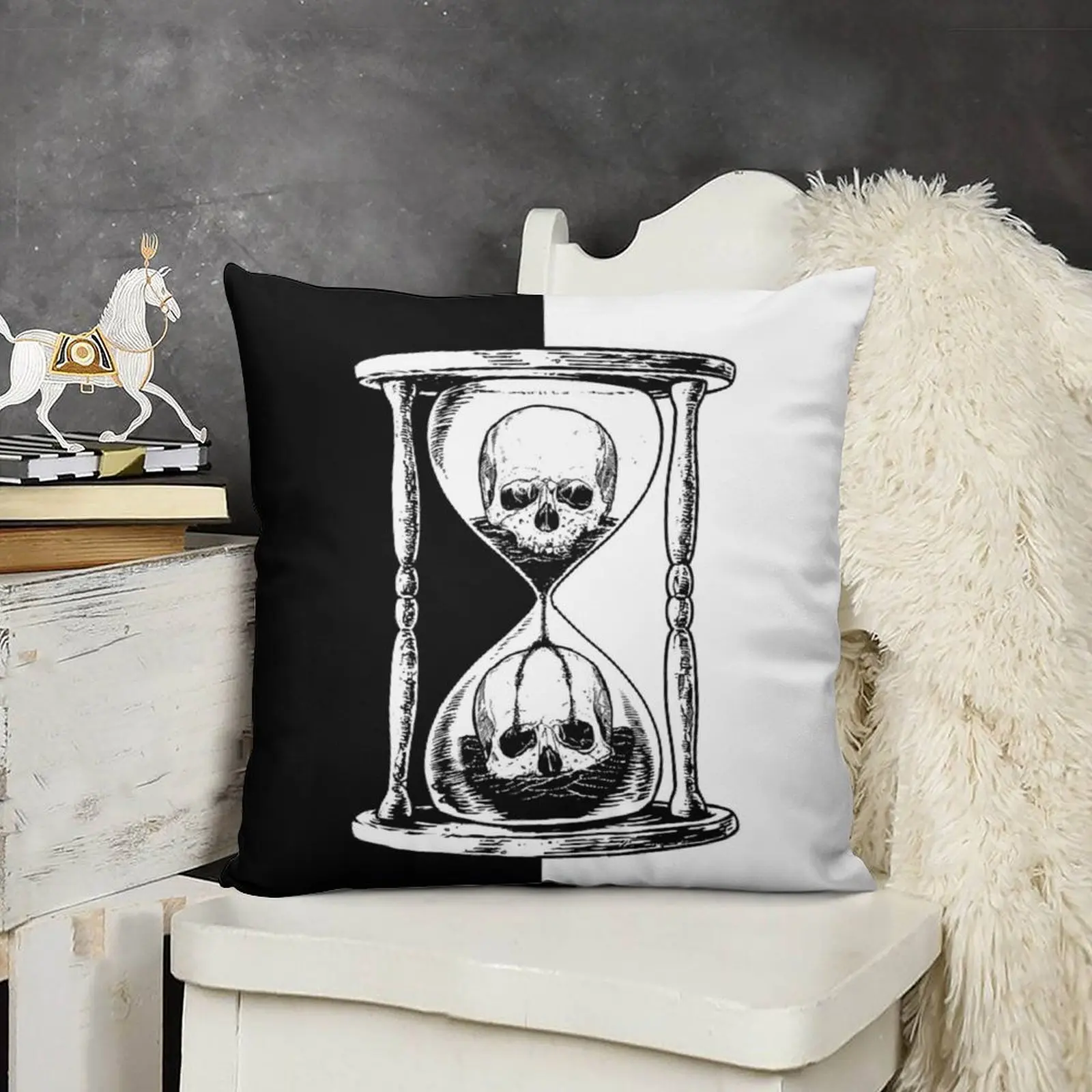 Подушка с вышивкой unus annus