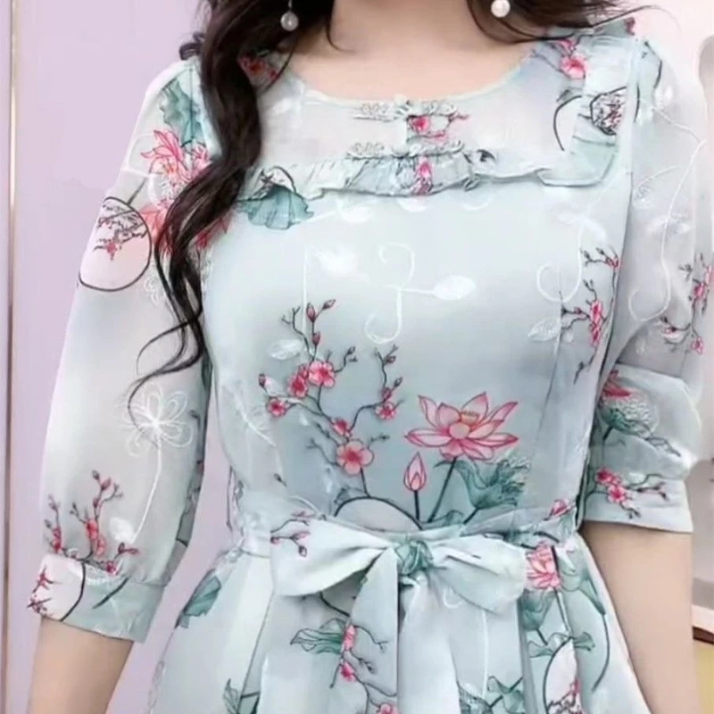 Женское платье с цветочным принтом