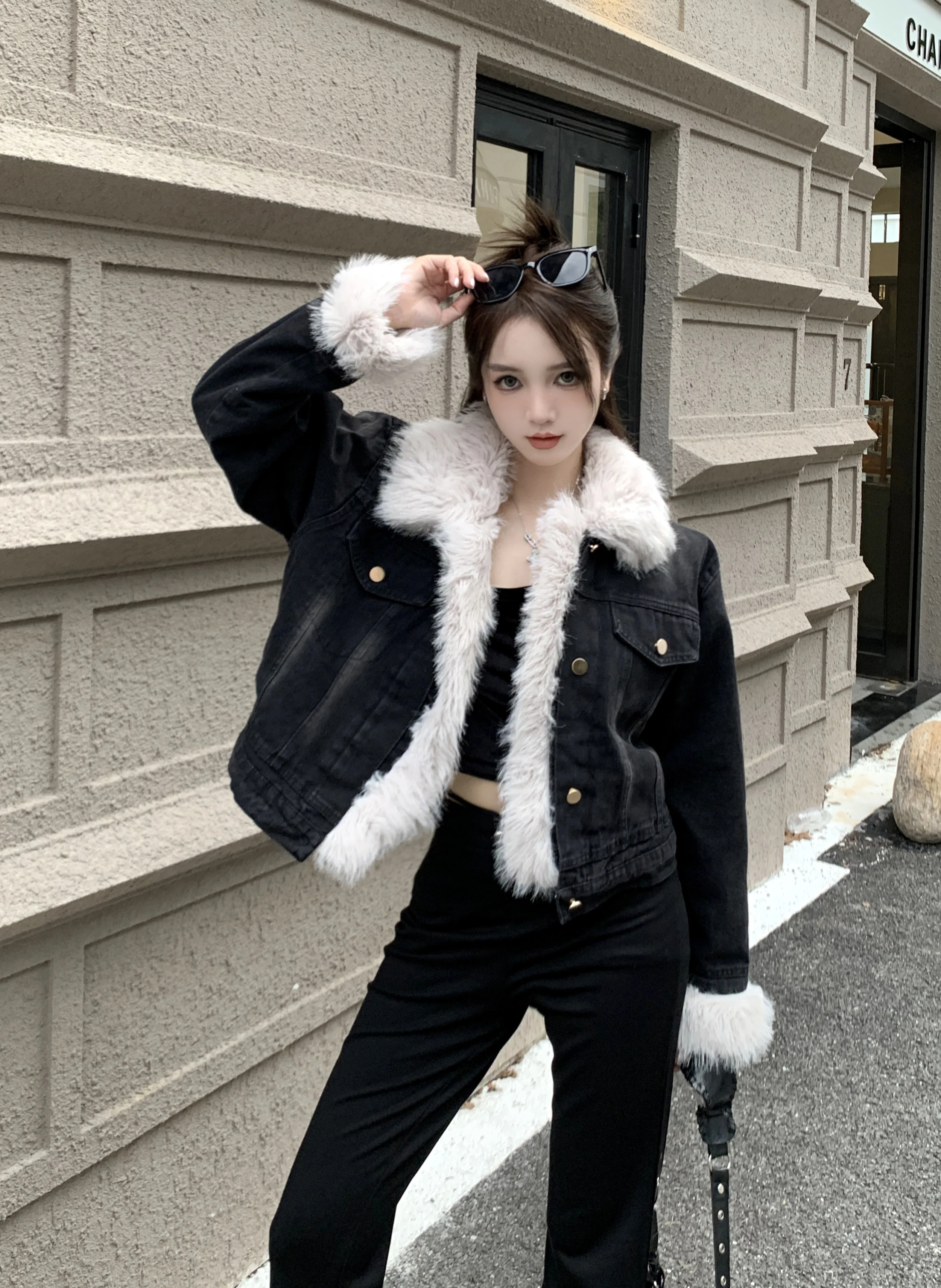 

Женская зимняя короткая джинсовая куртка с плюшевым воротником и флисовой подкладкой