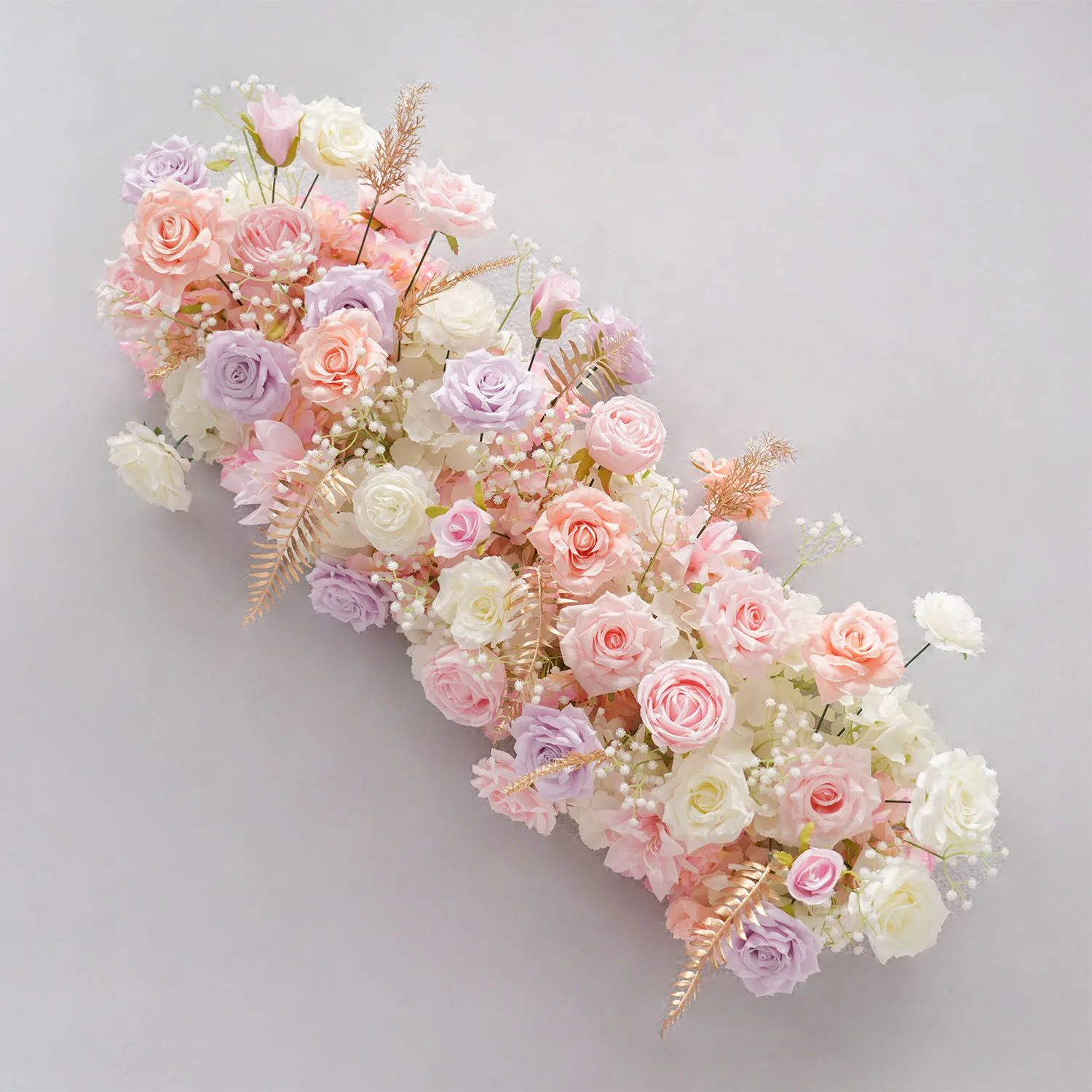 Фото Изысканный 3D-декор Uflower: розовые, белые, фиолетовые и золотистые листья и цветы для свадебной арки, фонов, украшения столов и мероприятий №1