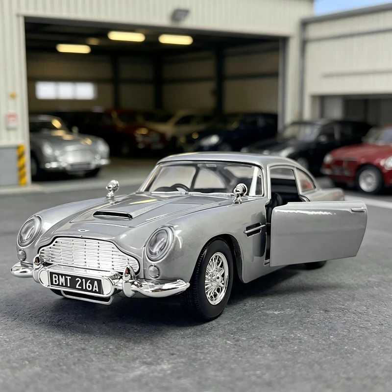 Фото Модель автомобиля Aston Martin DB5 Джеймса Бонда 007 в масштабе 1:24, коллекционная, из сплава, с открывающимися дверями. №1