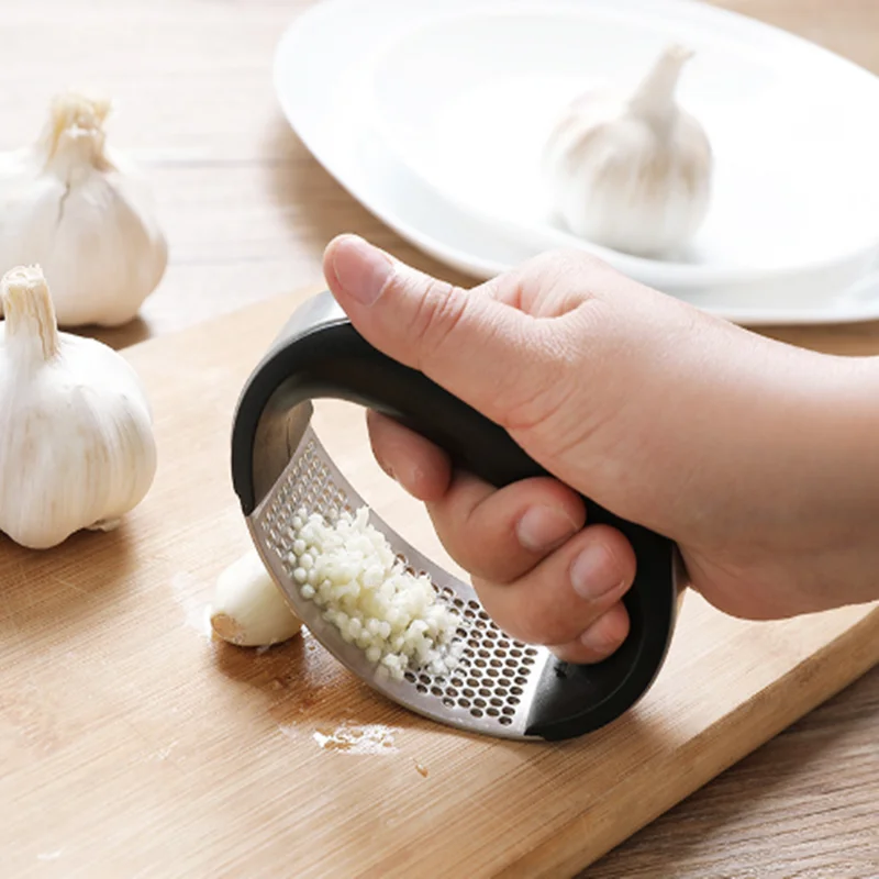 

Multi-function Grinding Slicer Stainless Steel O-shaped Garlic Ginger Press Hand Held Kitchen Rolling Crusher Vegetable Tool