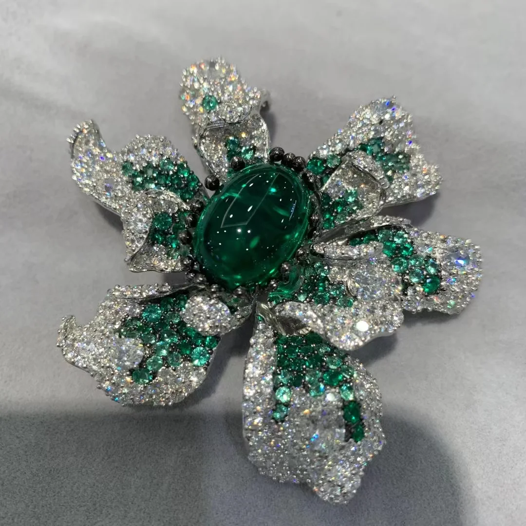 Женское ювелирное изделие из серебра 925 пробы с фианитами Диаметром 6 5*7 см