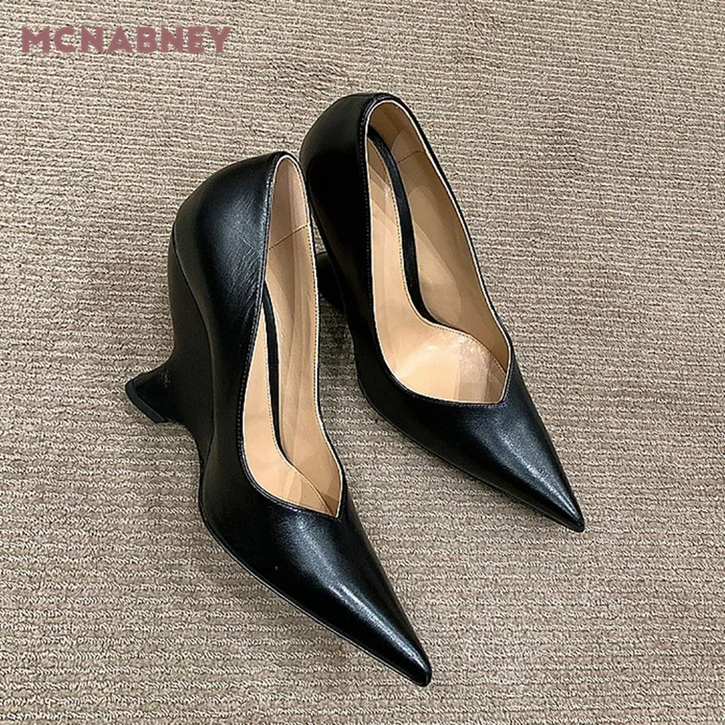 Pointed-Toe Special-Shaped Heel Pumps Niche Design Black and White Retro French High-Heeled Versatile Fashion Women's Shoes
