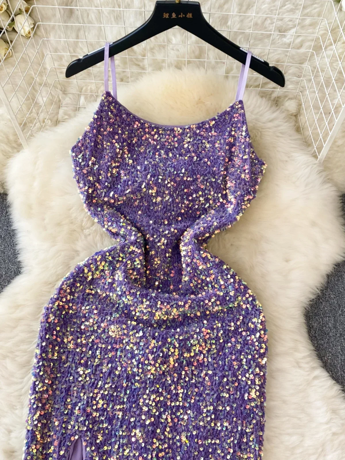 Женское длинное платье миди фиолетового цвета с блестками и разрезом на