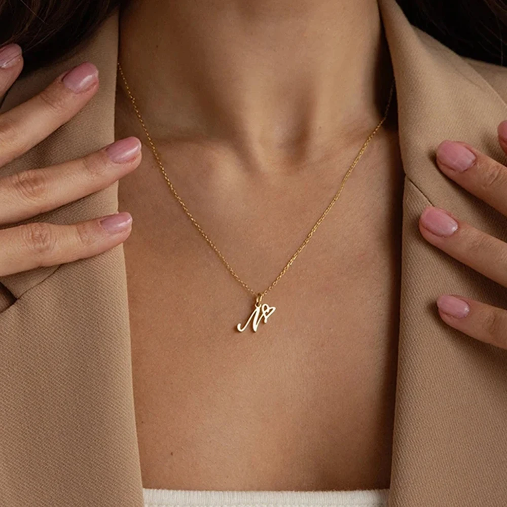 Женское ожерелье с подвеской-буквой искусства