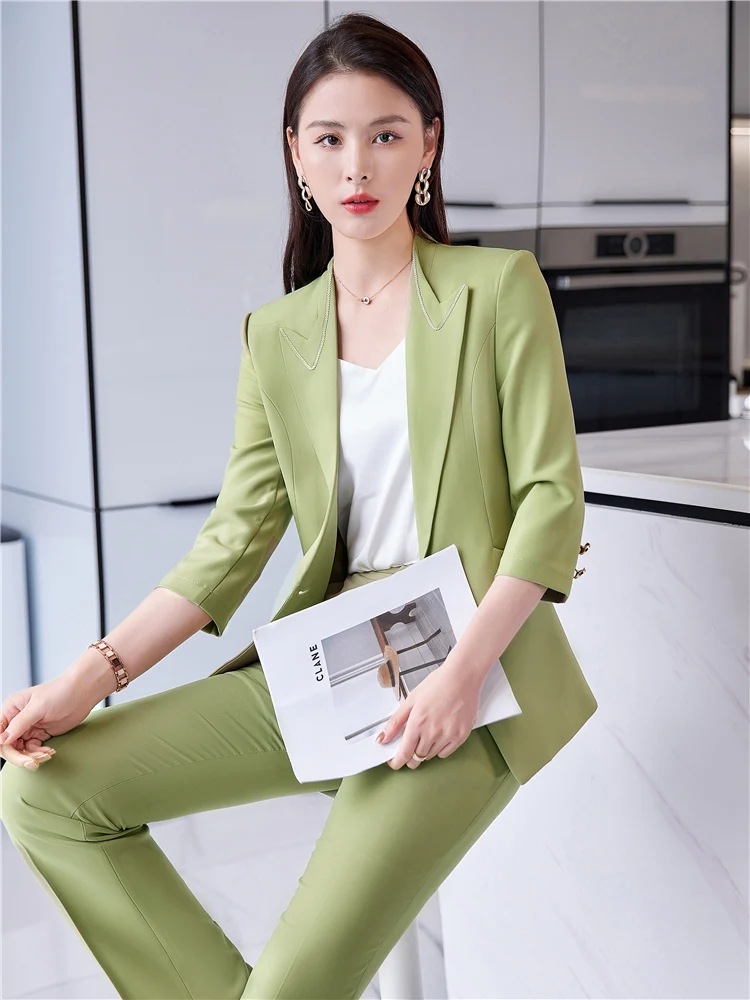 Костюм-двойка женский из блейзера и брюк