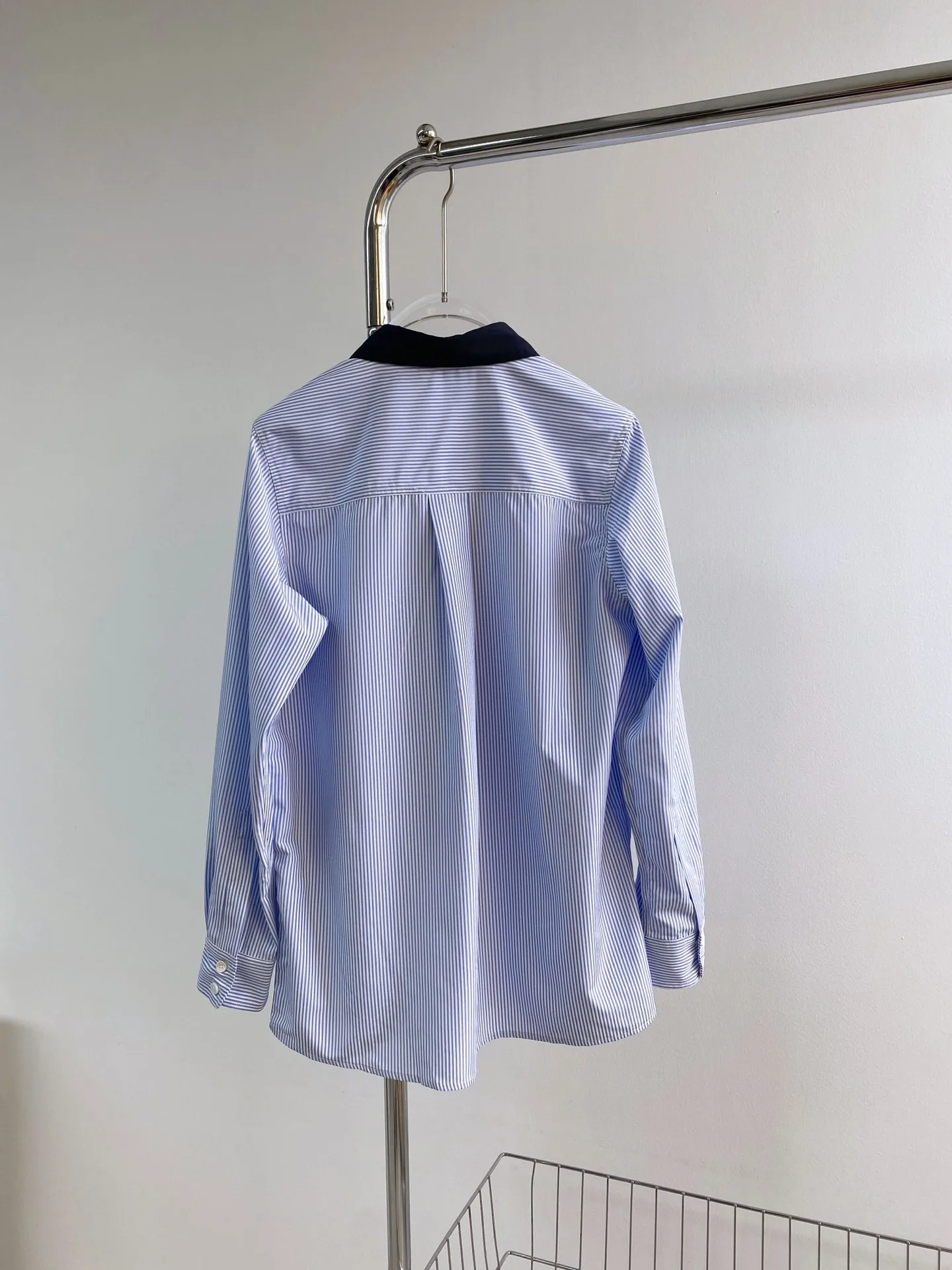 

122446 Fashion Classic Trendy luxury design New Products In Spring Letter Embroidery Lapel Contrast Stripe Blouse