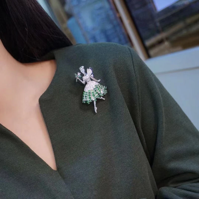 Женское ювелирное изделие из серебра 925 пробы с фианитами