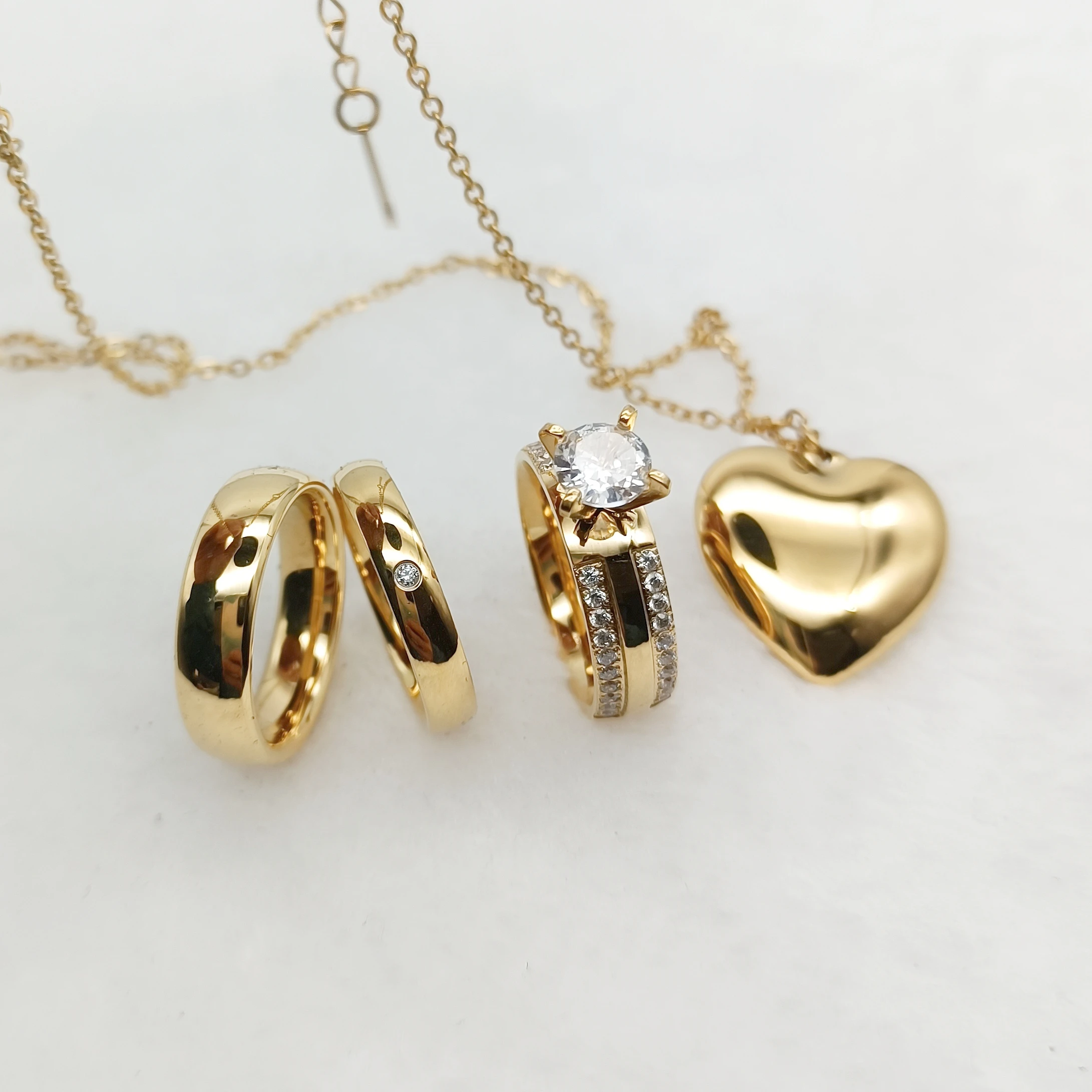 Кольцо с фианитом и бриллиантами 22 к