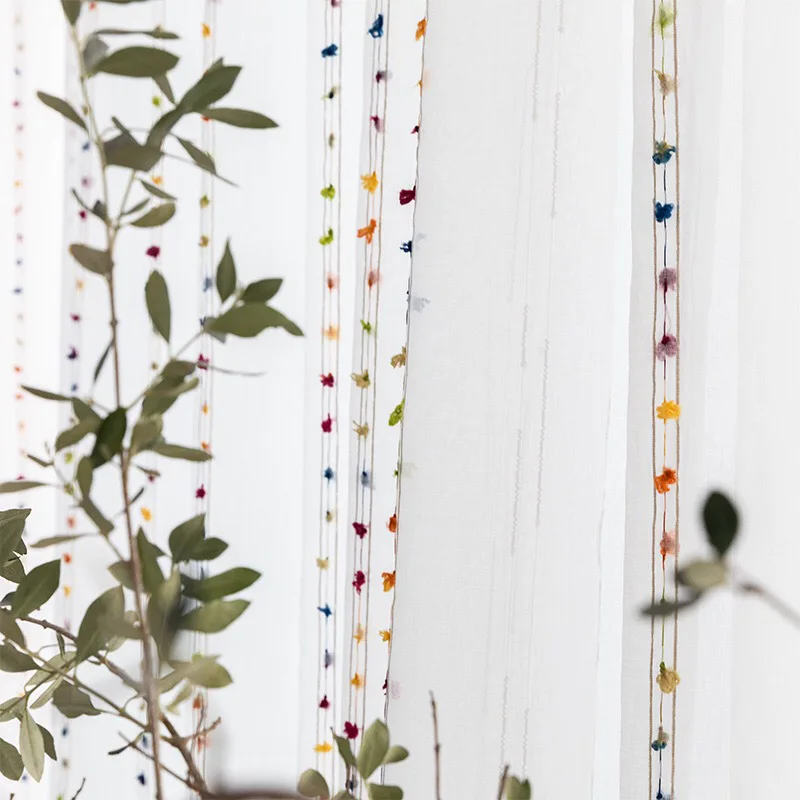 Прозрачные марлевые шторы с радужными бобами