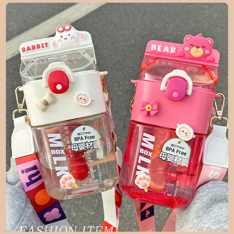 

Kawaii Flat Water Bottle With Fruit Infuser Straw Strap Cute 950ml Tritan Milk Juice Tea Portable Girl Kid Drink Bottle BPA Free