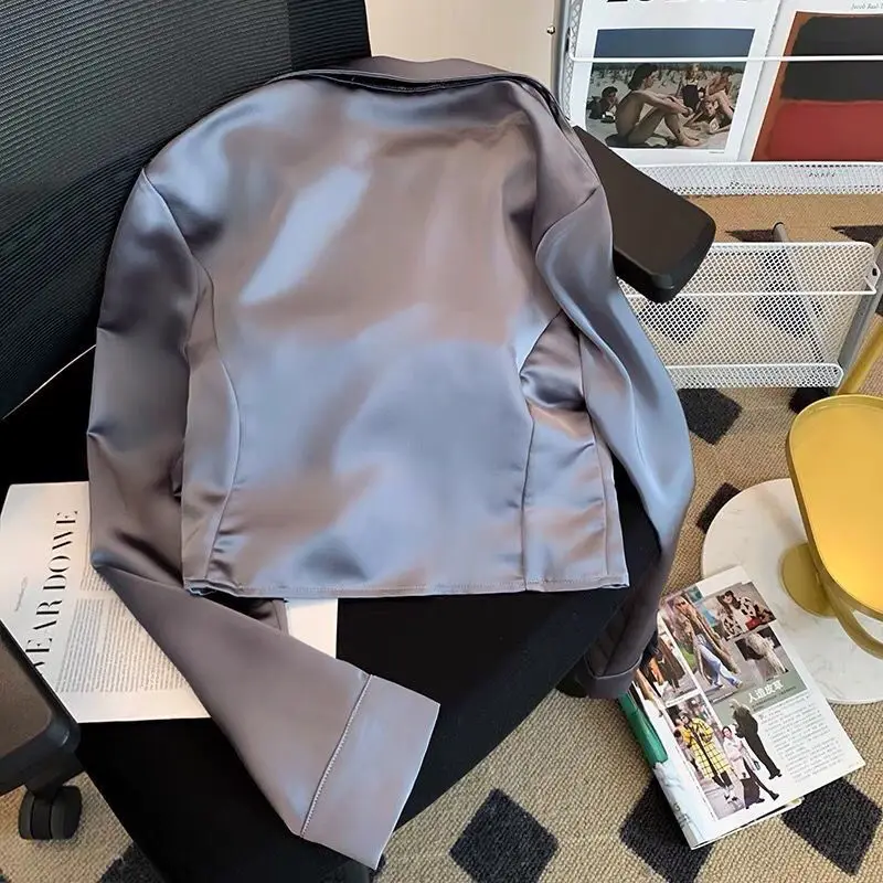 Темпераментная тонкая плиссированная блузка с воротником-поло и длинным рукавом