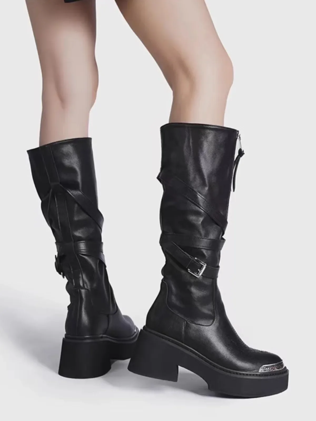 Черные рыцарские сапоги из мягкой кожи на толстой подошве с вышивкой