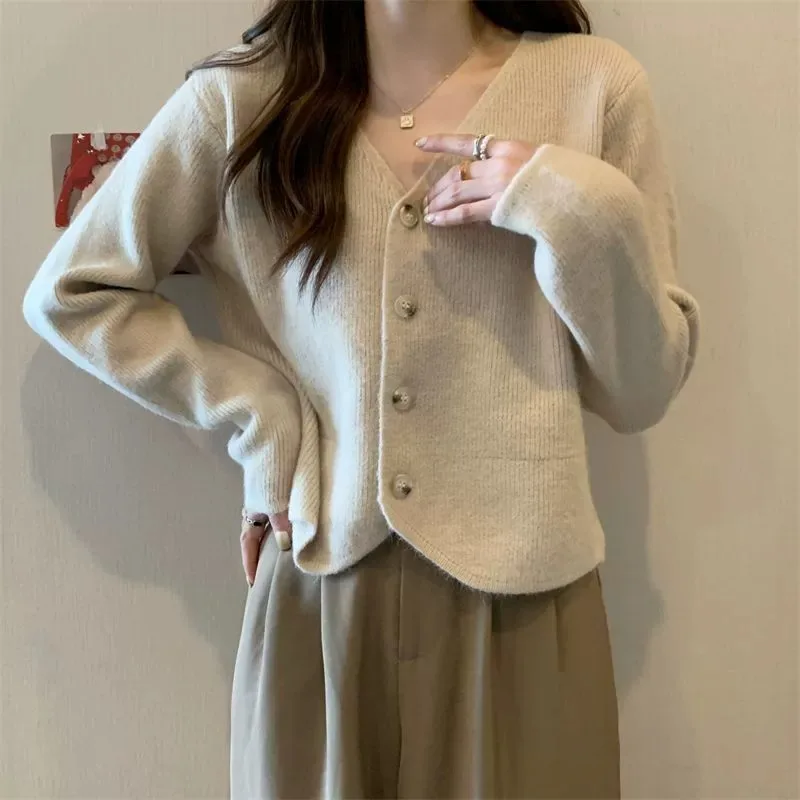 

Autumn and Winter Unique 2023 Knitwear Cardigan Sweater Women's V-Neck Small Short Fashionable Loose Outerwear Top