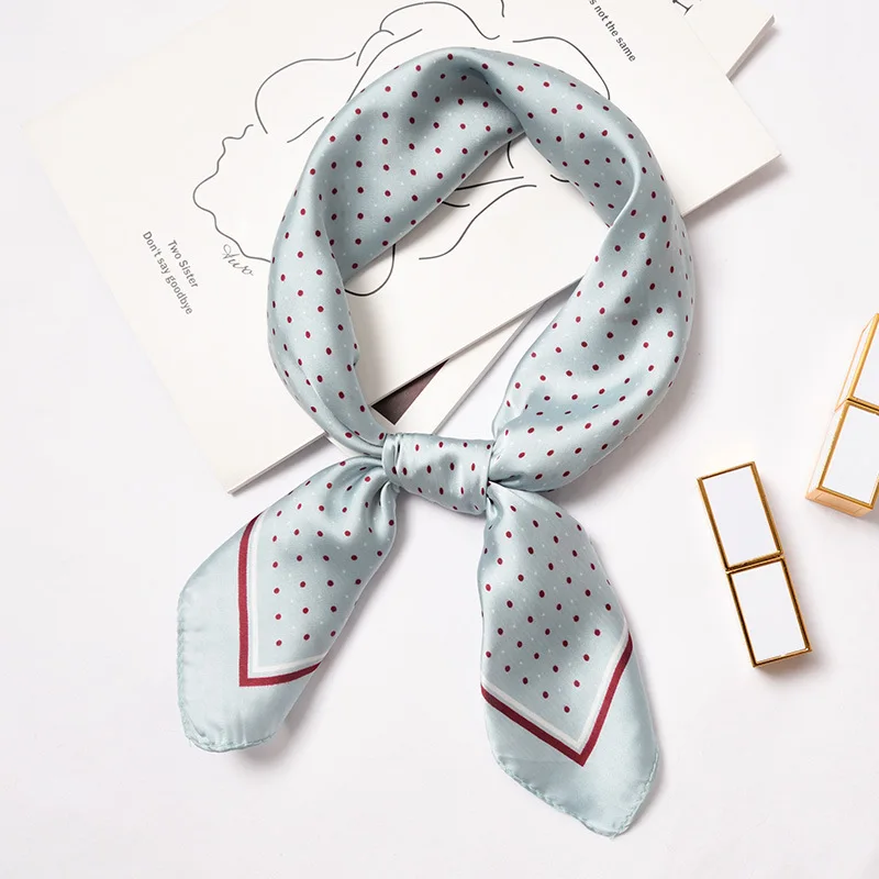 Рисунок 3 - Модный маленький шелковый квадратный шарф в горошек