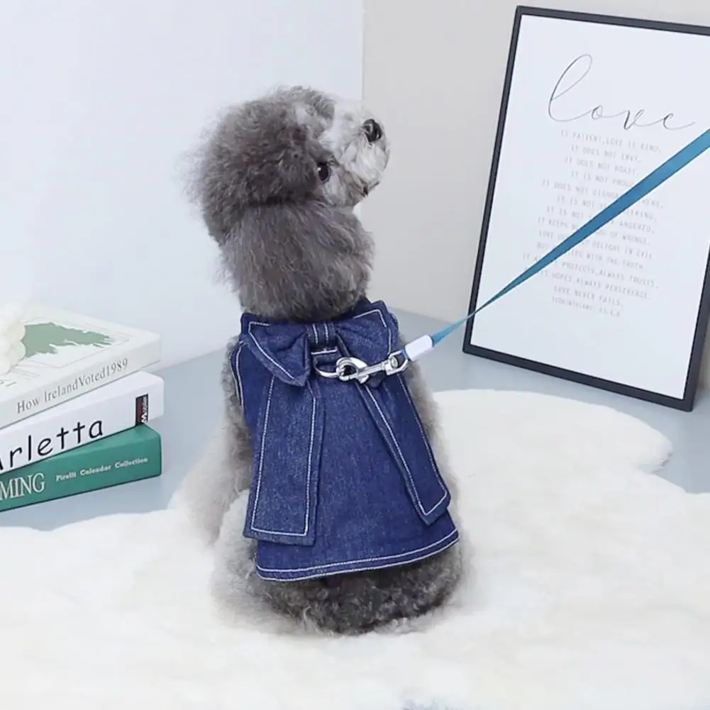 С модным платьем для собак "with Tow Ring Functional Denim Fashion Bowknot Pet T-shirt Compact Dog Dress Adorable for Puppy on" (компактное платье для собак с функциональным кольцом для поводка и модным бантом).
