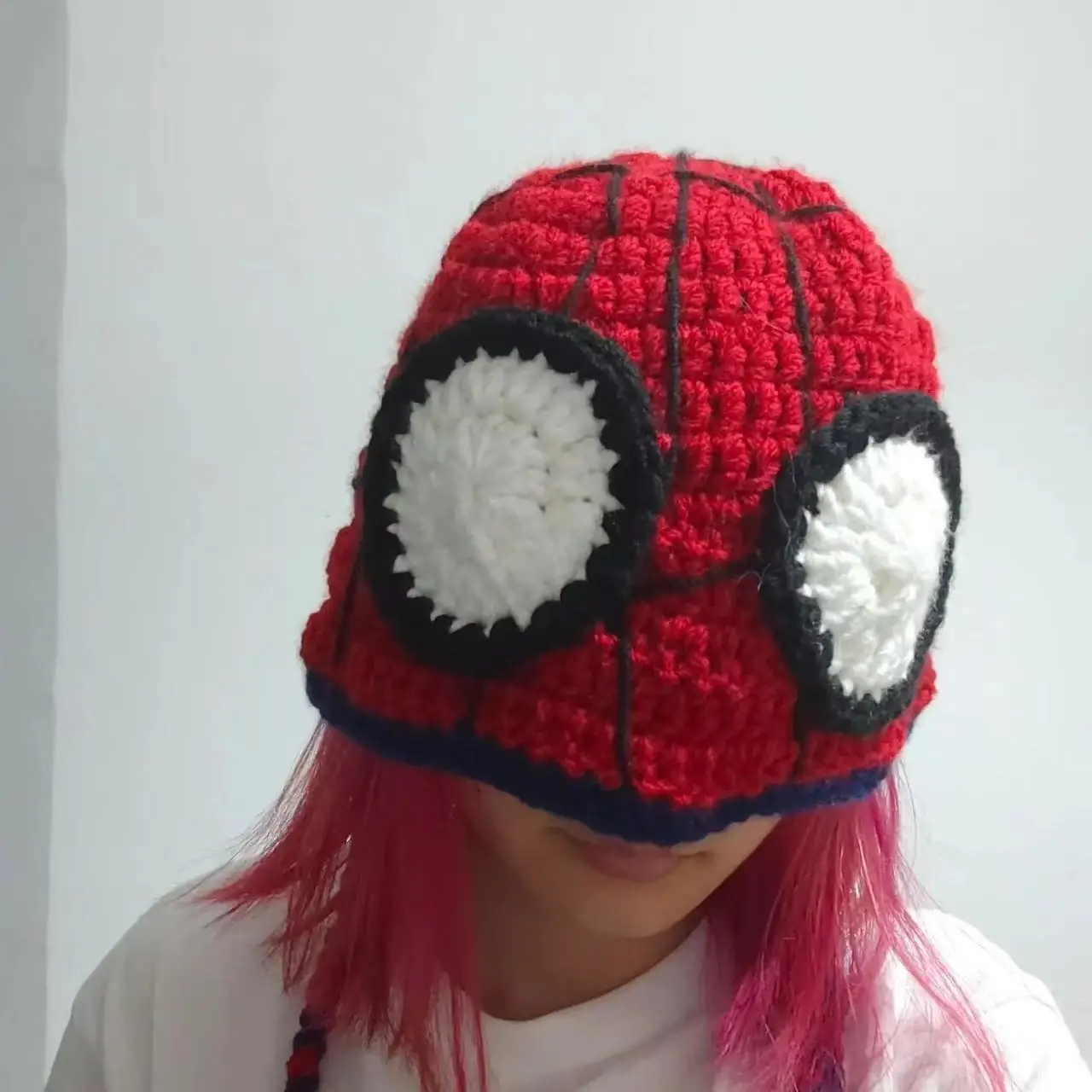 Вязаная шапка-бомбер с рисунком Человека-паука