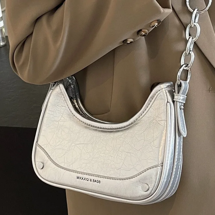 Женская сумка 2024 летняя новая модная нишевая портативная сумка-багет на цепочке