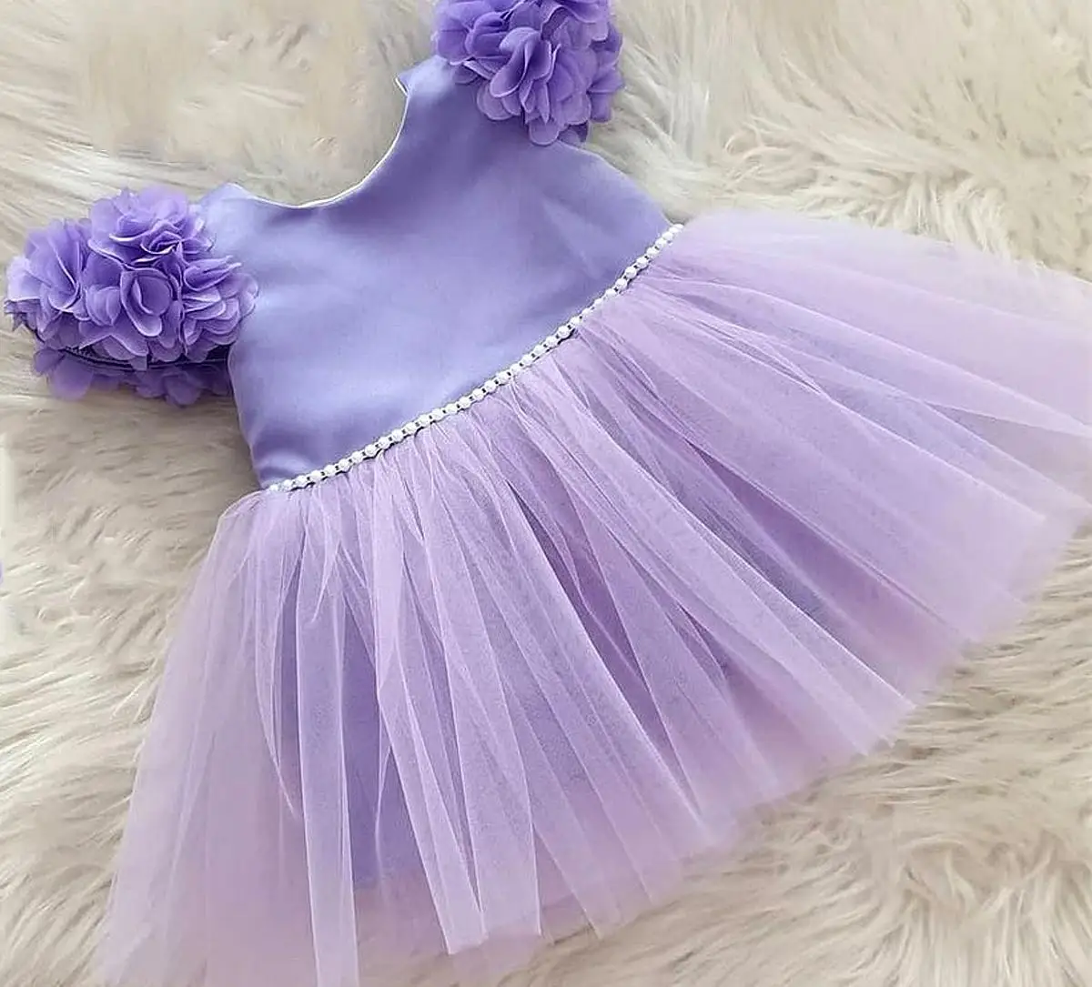 

Женское летнее платье-пачка с цветами и жемчугом