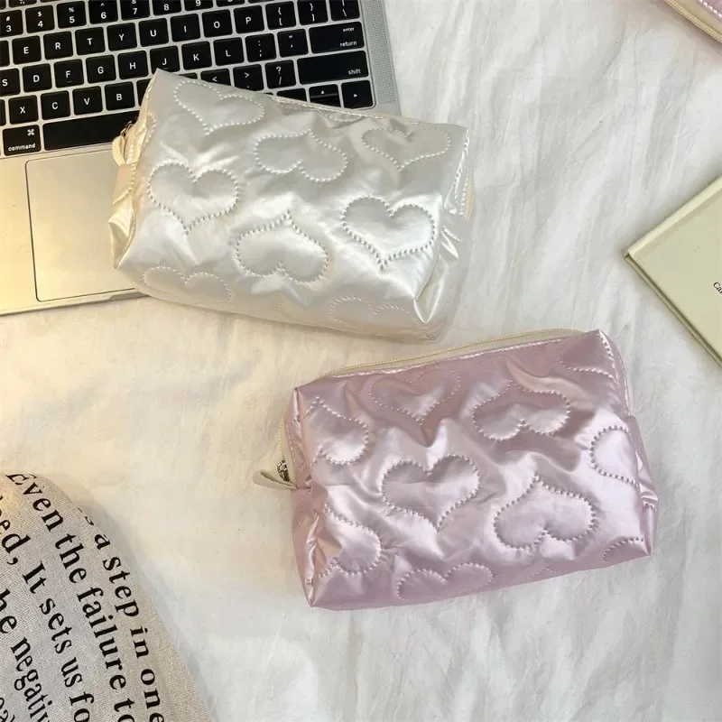 Фото Женская косметичка с узором Love Bow, милый пенал Waterpfroot, большая вместительная сумка для хранения мелочей, дорожная косметичка для стирки №4