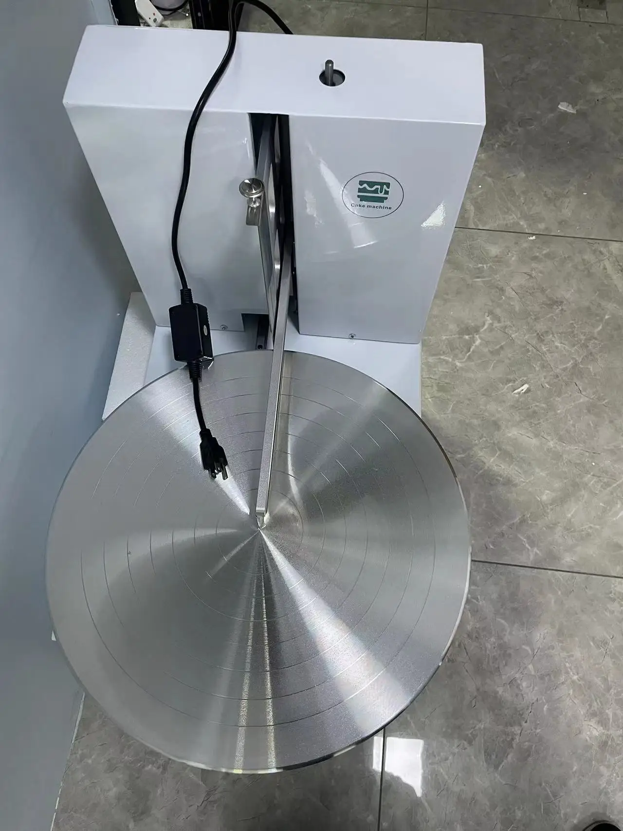 

110v 220v Bread Wedding Cake Cream Butter Spreading Daubing Icing Maker 4-18 Inch Big Birthday Cake Cream Icing Coating Machine