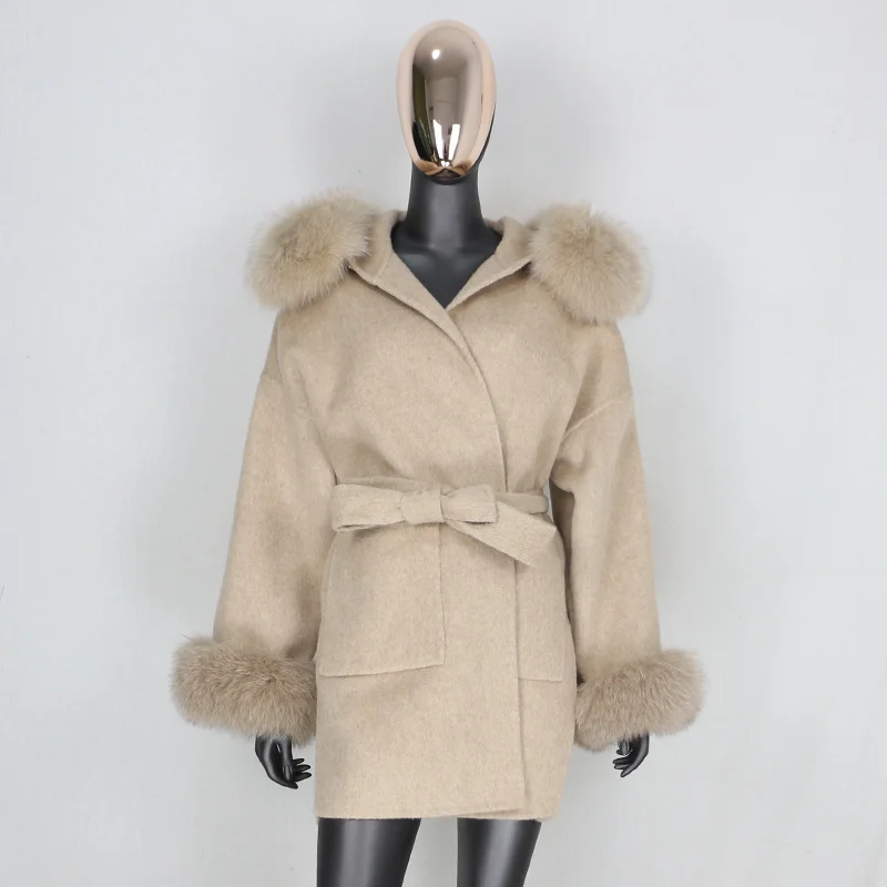 

Женское кашемировое пальто с меховым воротником и манжетами из лисьего меха