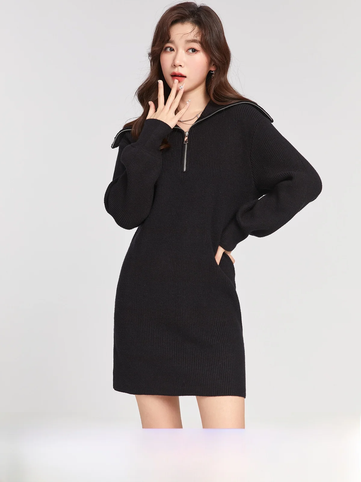 Модное трикотажное платье One-T с большими лацканами осень 2023 новое поступление