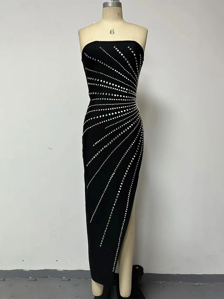 Женское вечернее платье со стразами черное облегающее без рукавов и с открытой