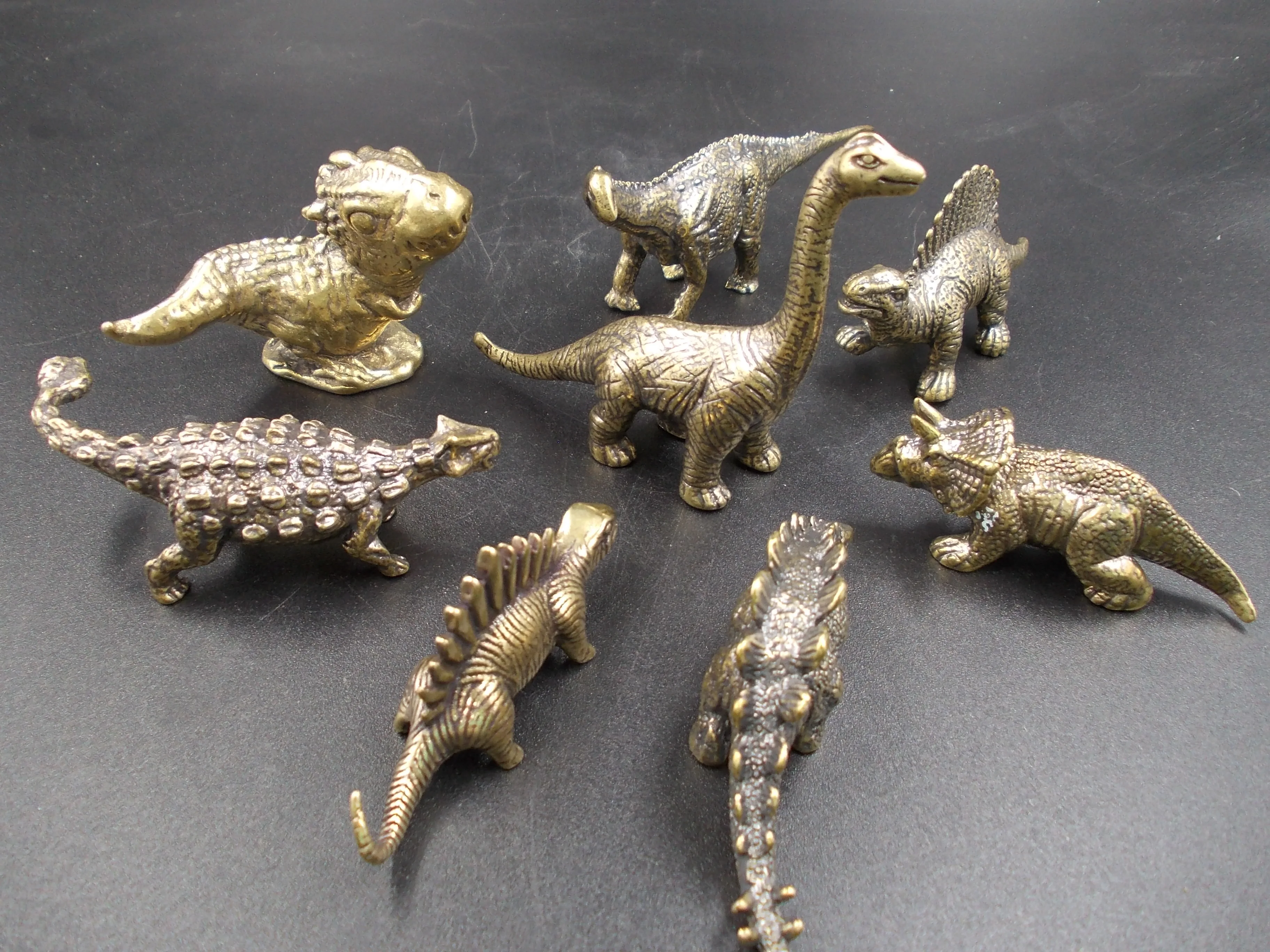 

Lot of 8 pieces, 8 vintage dinosaur animal figurines