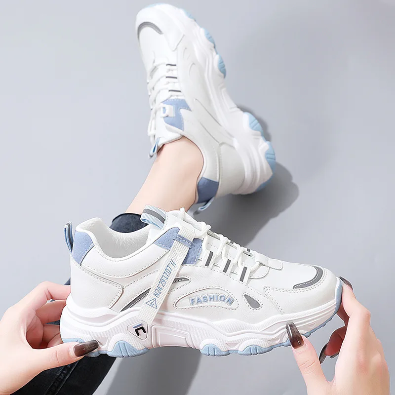 Толстые подошвы из натуральной кожи с поднятой внутренней высотой создают