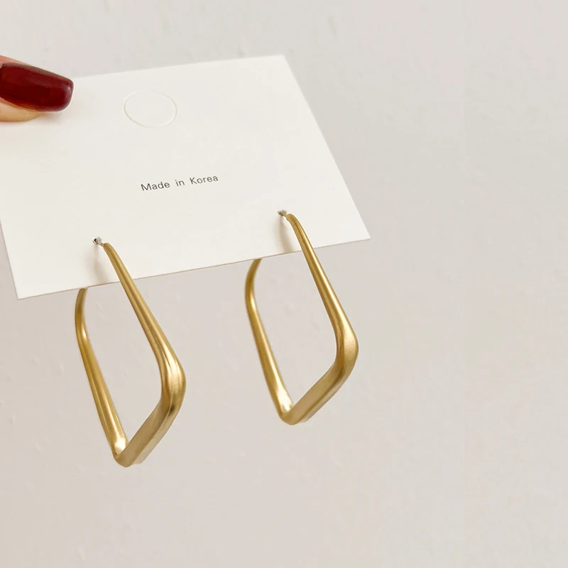 Простые и стильные большие серьги-гвоздики с геометрическим рисунком для женщин