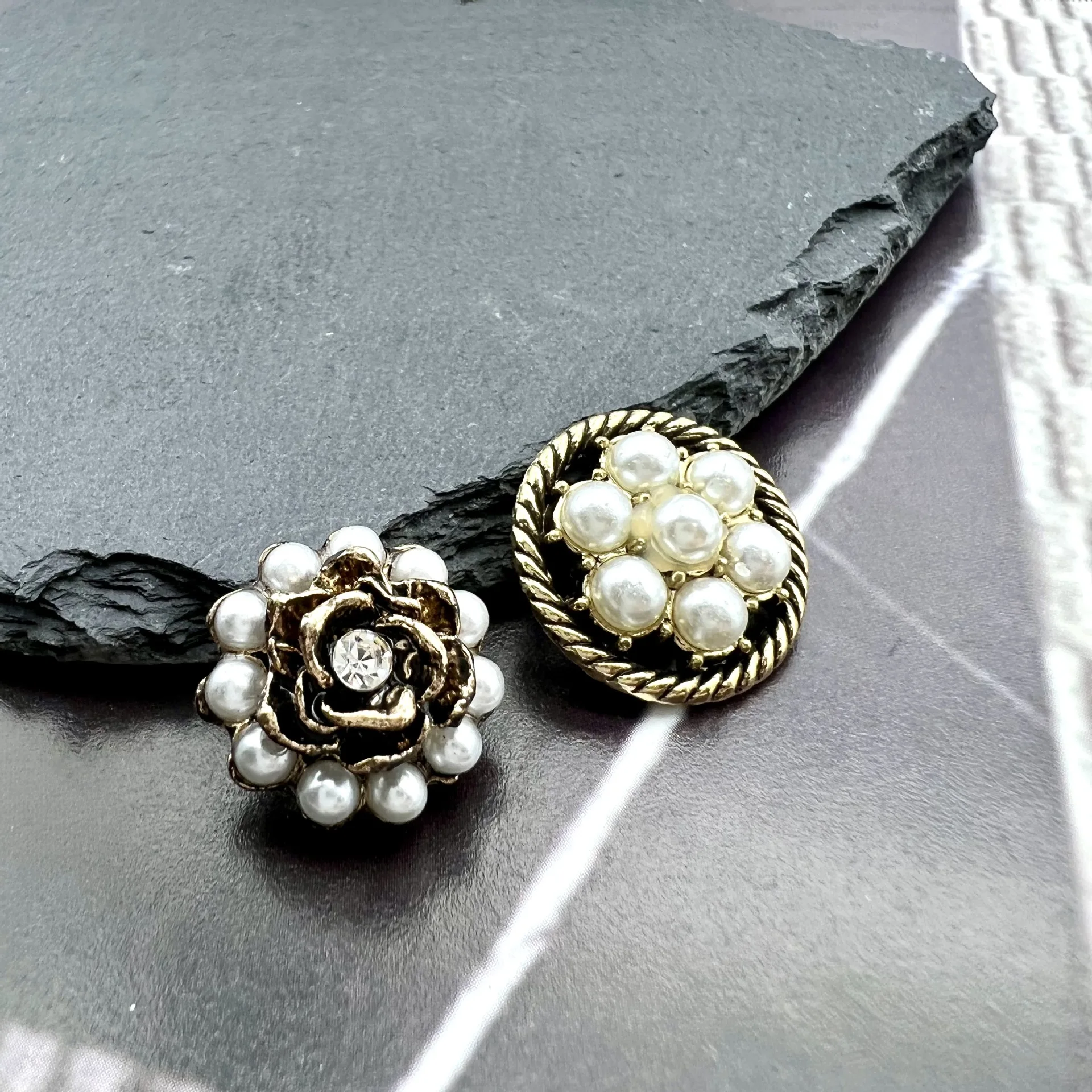 

10Pcs Retro Hollow Flower Pearl Metal Button Rhinestone Pearl Hairpins DIY for Craft Apparel Sewing Sparkling Crystal Buckle Dec