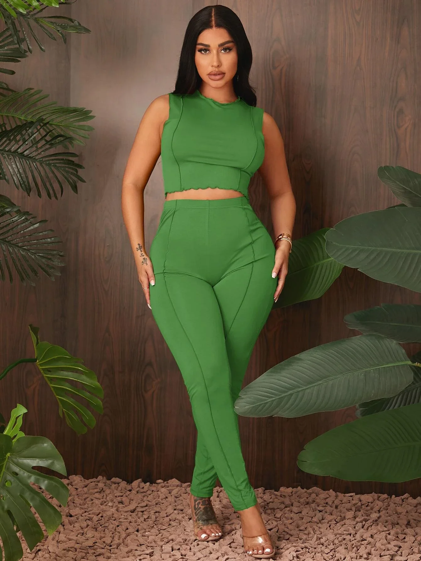 

Solid Contrast Piping Crop Tank Top & Leggings