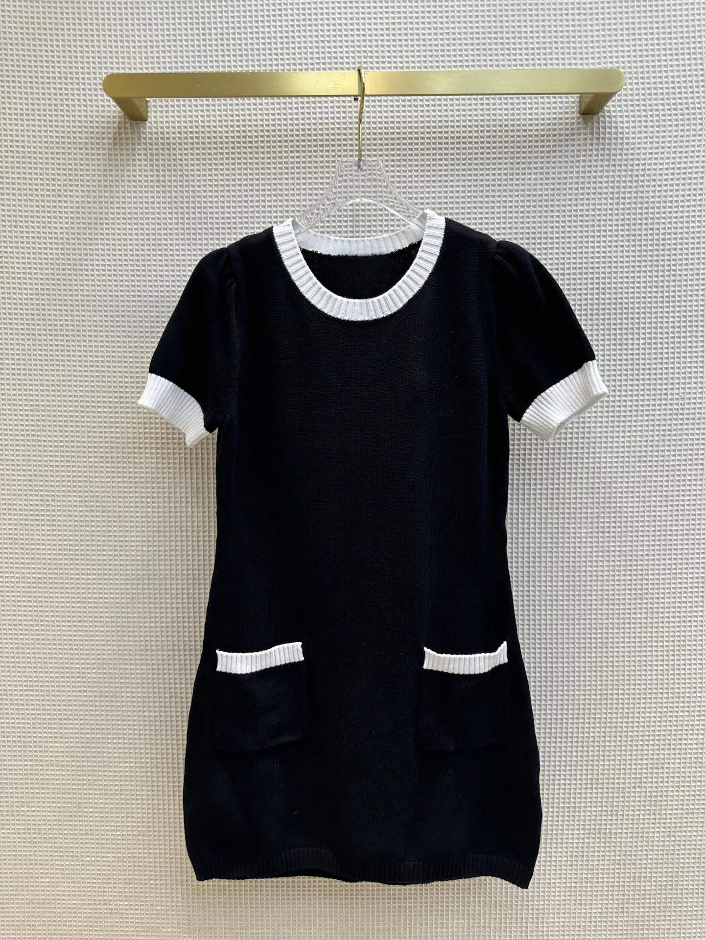 The new black and white knitted dress for spring and summer is classic and fashionable