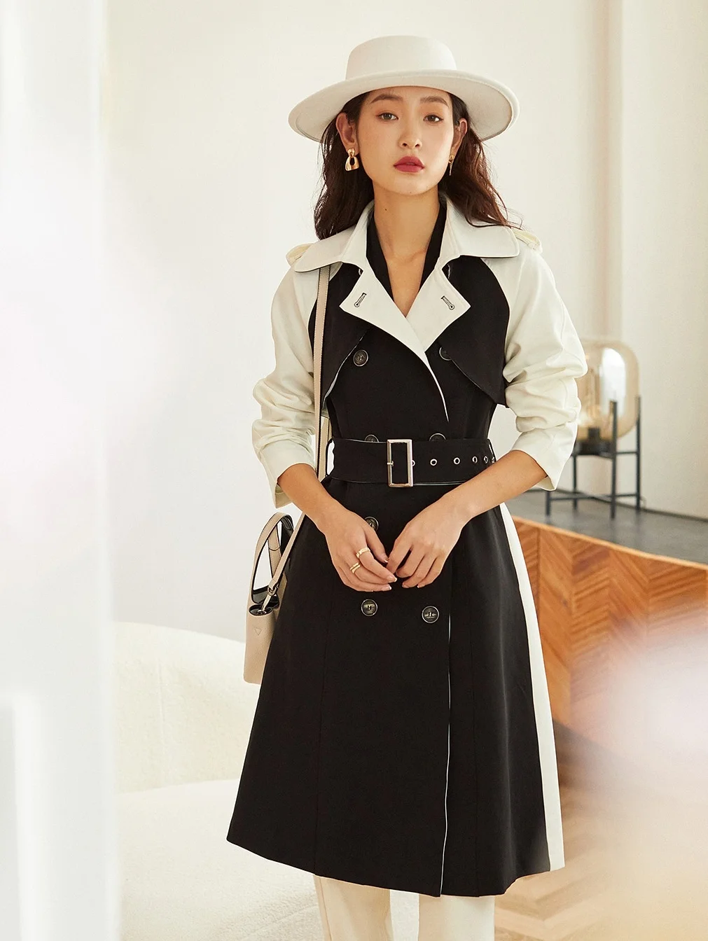 

Коллекция драпировок высокой плотности, ветровка в городском стиле, британское двубортное пальто средней длины для женщин, маленькое осеннее пальто