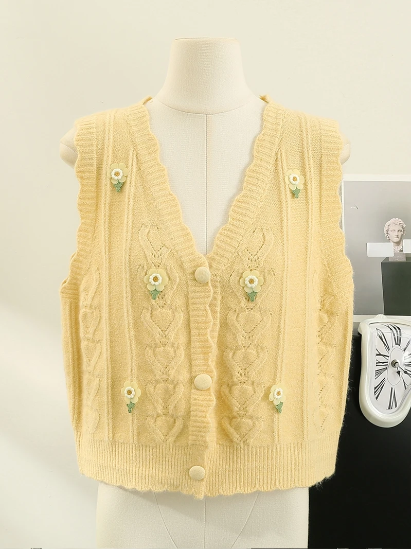 Женская модель милый жилет с цветочной аппликацией и V-образным вырезом весенние