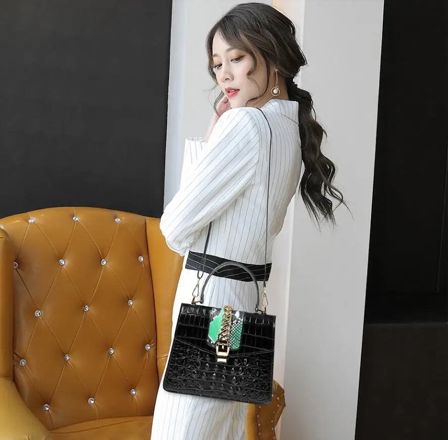 

Высококачественная сумка-книжка с крокодиловым узором, новинка 2022, женская кожаная ручная маленькая квадратная сумка, универсальная сумка-...