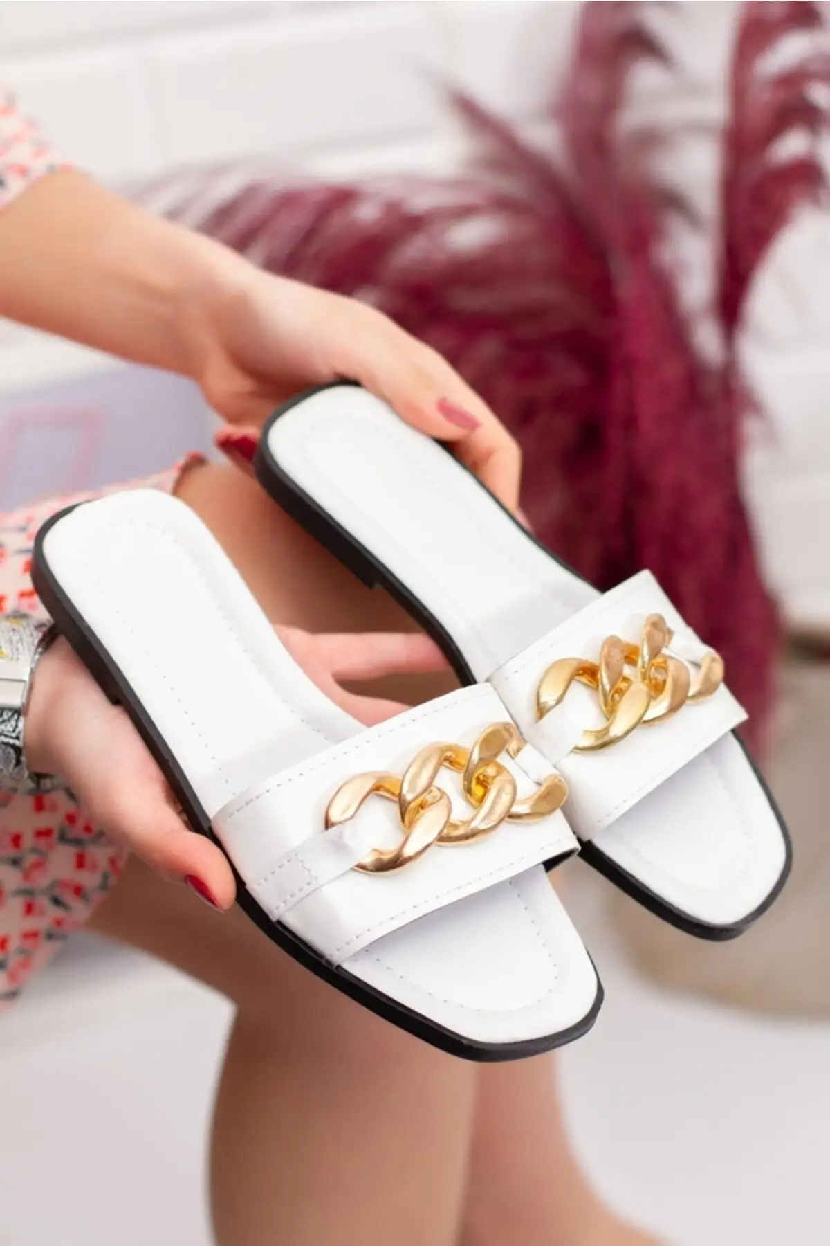 

Chain women slippers