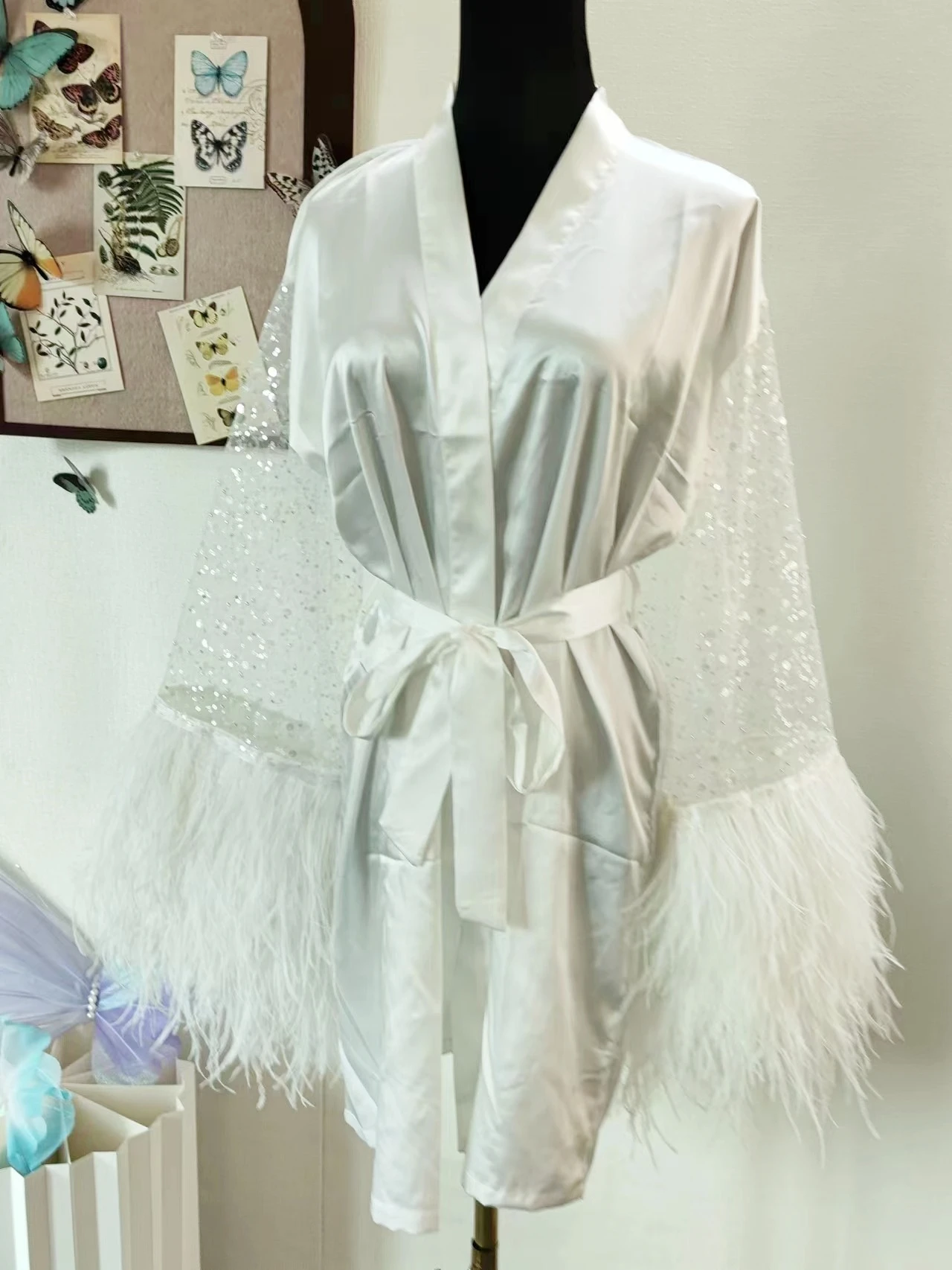 Халат женский атласный с бриллиантами и перьями роскошный короткий Свадебный