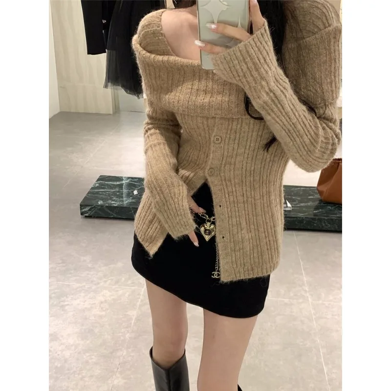 Рисунок 3 - Женский трикотажный свитер с открытыми плечами