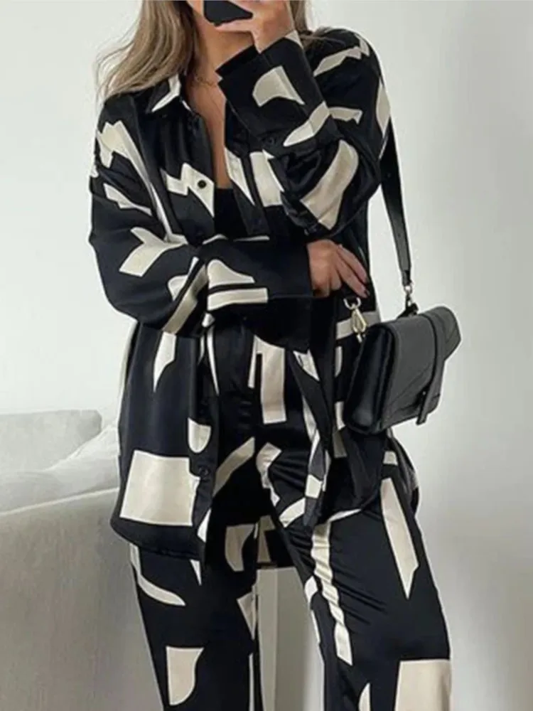 Женский брючный костюм с принтом черная или белая рубашка длинным рукавом и