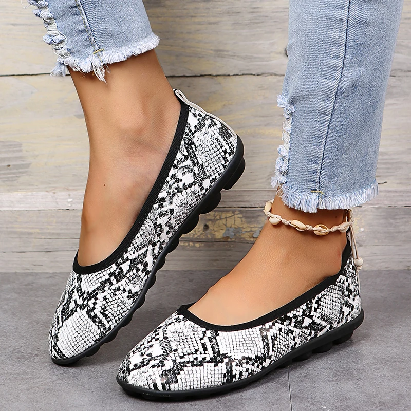 2022 New Outdoor Walking Shoes Retro Round Toe Snake Pattern Light Slip on Flat Casual Shoes  Fashion comfortable Ladies Loafers