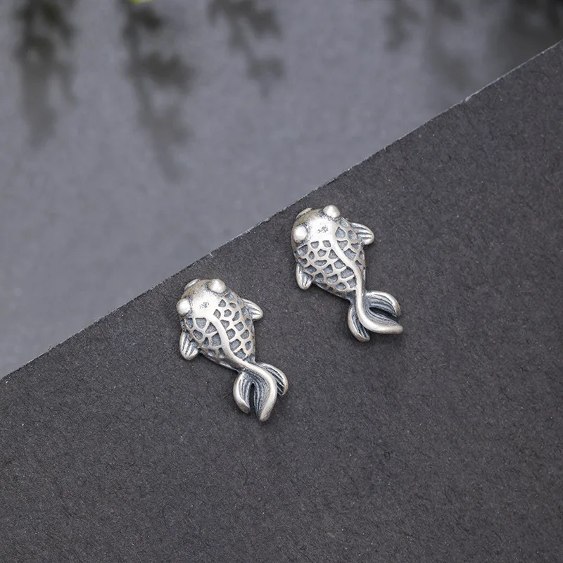 Женские серьги-гвоздики из тайского серебра 925 пробы с маленькой золотой рыбкой |