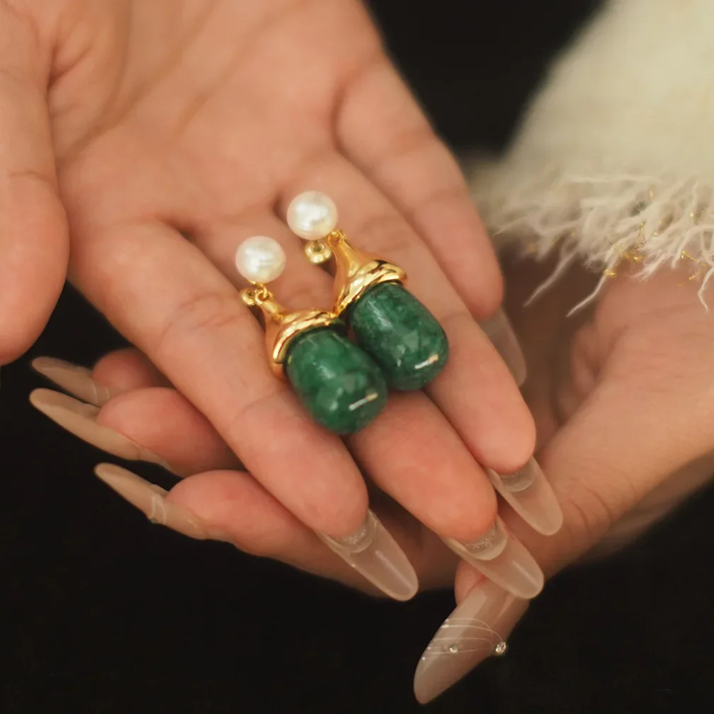 Персонализированные серьги-подвески с натуральным жемчугом и малахитом