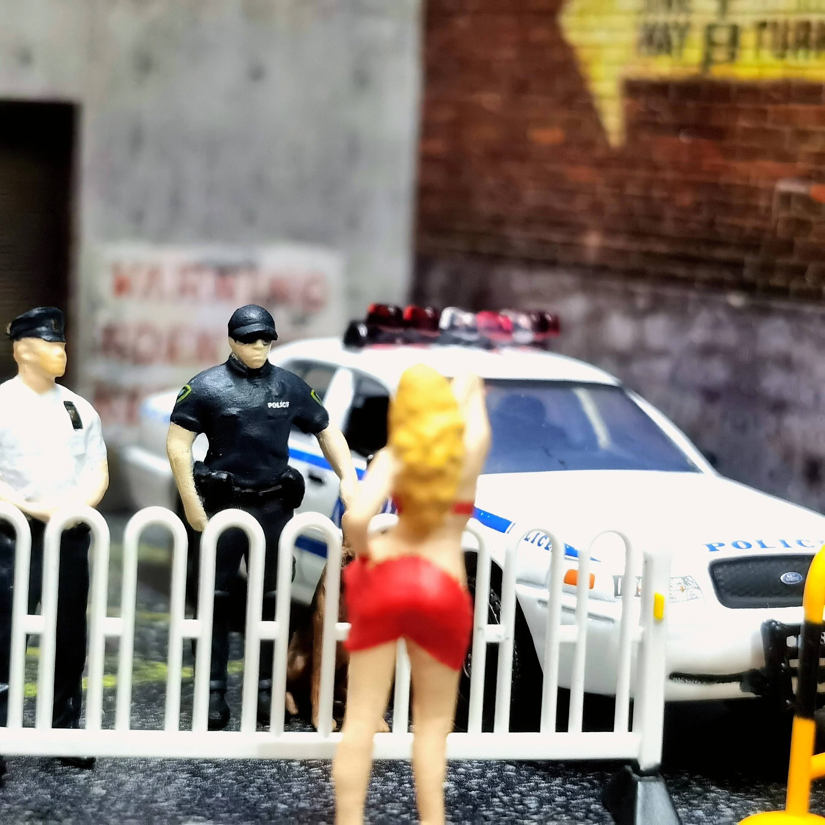 1:64 New York Police Doll Dog Plastic Figure Set Scene Prop Decor